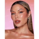 بافت کرمی و مات رژ لب SHEGLAM روی لب | مه چهر