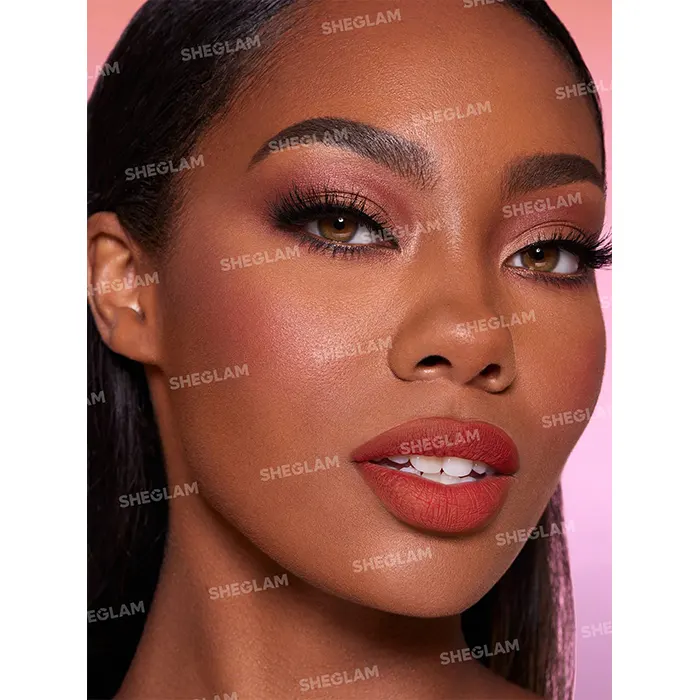 بافت کرمی و مات رژلب مات نارنجی شیکلم On An Adventure روی لب | مه چهر