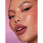 بافت کرمی رژ لب SHEGLAM روی لب رنگ Rent Free| مه چهر