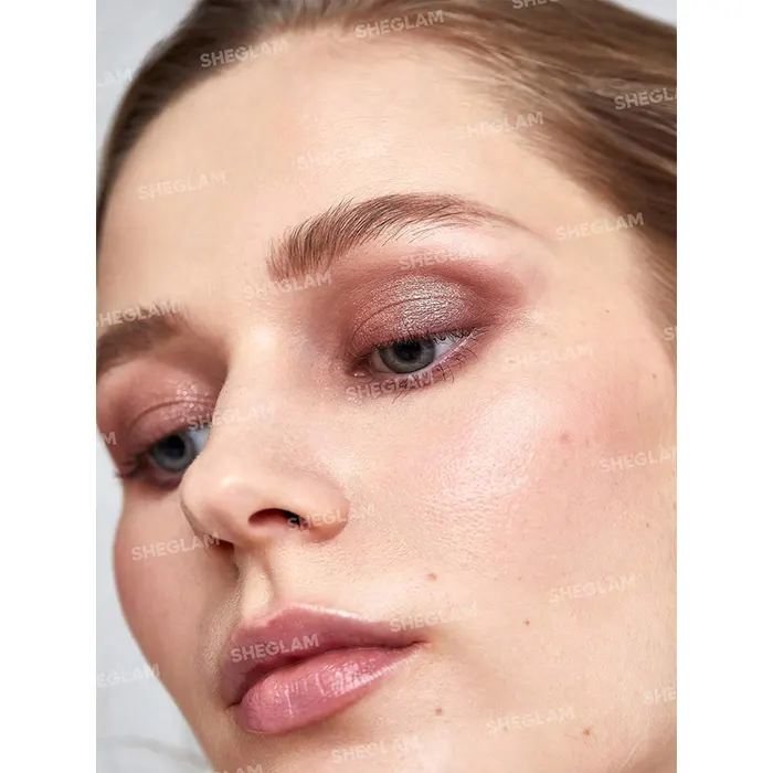 بافت و پیگمنت سایه‌های پالت شیگلم When In Vienna روی پوست | مه چهر